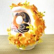 画像2: 【開運華だるま】オレンジの蘭と黄色のミモザが縁起良い華だるま 5号 高級造花と高崎だるまの現代風アレンジ (2)