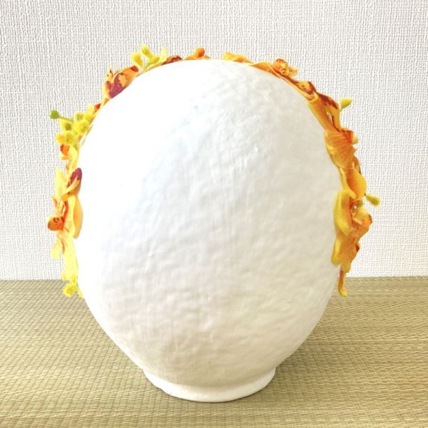 画像4: 【開運華だるま】オレンジの蘭と黄色のミモザが縁起良い華だるま 5号 高級造花と高崎だるまの現代風アレンジ (4)